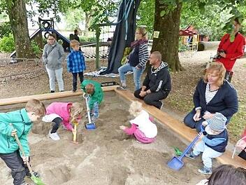 Kräftig schaufelten die Mädchen und Jungen, um die im Sandkasten vergrabenen Schätze zu heben. Foto: Klaus-Peter Wulf