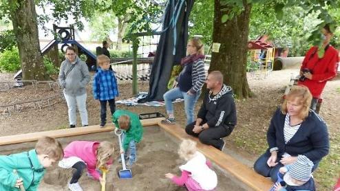 Kräftig schaufelten die Mädchen und Jungen, um die im Sandkasten vergrabenen Schätze zu heben. Foto: Klaus-Peter Wulf