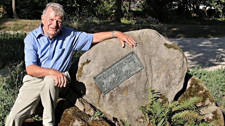 Schon mit fünf Jahren saß Werner Eichler auf dem Friedrich-Rückert-Stein. Jetzt - 74 Jahre liegen dazwischen - nahm Eichler mit 79 Jahren hier noch einmal Platz.Helmut Will
