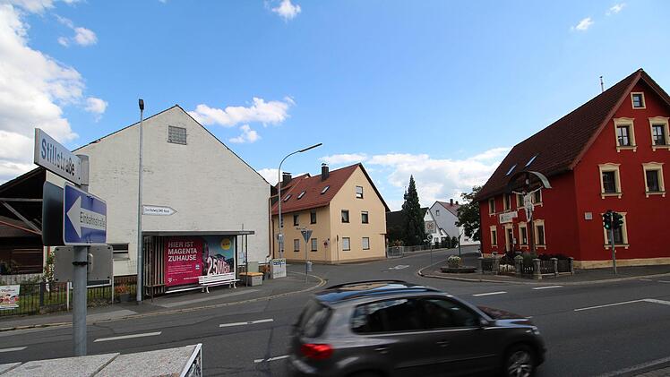 Burker Straße: Vor allem Ecke StillstraßeEin Bürger kritisiert, dass es auf der Burker Straße (ehemalige B 470) ab Kriegerdenkmal bis Ortsende keinen Radweg gibt. Der ADFC hält zudem die Ecke Stillstraße (Einbahnstraße) für problematisch: Viele Schüler würden hier fahren. Der ADFC fordert den Radverkehr in Gegenrichtung oder sogar eine Fahrradstraße. Foto: Ronald Heck