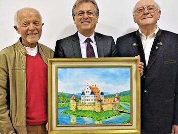 Harald Popig, Bürgermeister Rainer Detsch sowie Georg Heinlein (von links) bei der Übergabe des Gemäldes  Fotos: Gerd Fleischmann