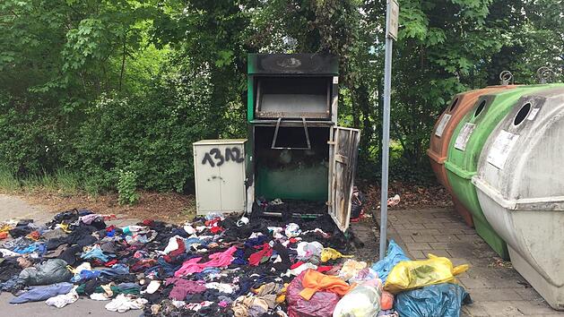 Der Altkleidercontainer in der Friedrich-Ludwig-Jahn-Straße am Dienstag Foto: Leo Hühnlein