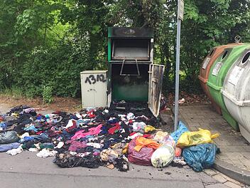 Der Altkleidercontainer in der Friedrich-Ludwig-Jahn-Straße am Dienstag Foto: Leo Hühnlein