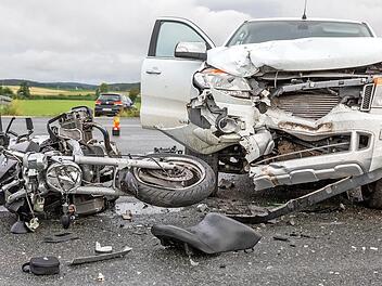 Sowohl das Motorrad als auch der Pick-up wurden bei dem Zusammensto&szlig; demoliert. Foto: News5/O&szlig;wald