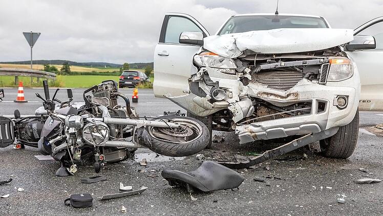 Sowohl das Motorrad als auch der Pick-up wurden bei dem Zusammensto&szlig; demoliert. Foto: News5/O&szlig;wald