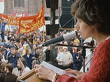Petra Kelly - Act Now! Sie konnte Massen begeistern: Petra Kelly spricht auf einer Demo gegen Nachrüstung.