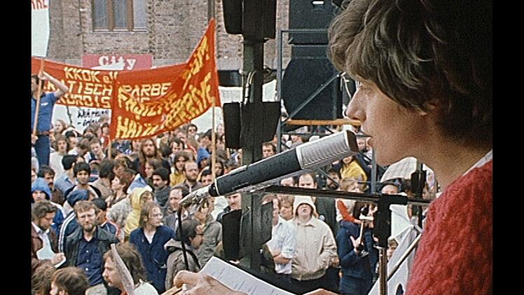 Sie konnte Massen begeistern: Petra Kelly spricht auf einer Demo gegen Nachr&uuml;stung.