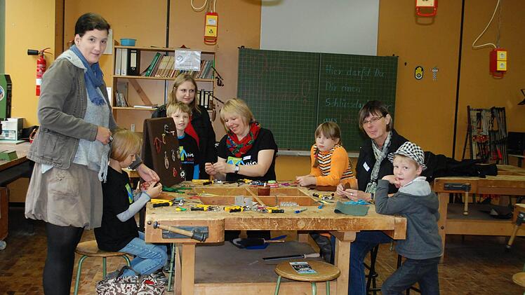 Fachkundig erklärt Lehrerin Bernadette Amon den Kindern Emma Luisa Schneider, Fabian Ellner, Celina und Felix Schmidt (von links) die Herstellung von Schlüsselanhängern.