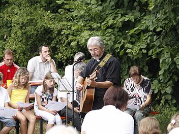 Ein letztes Mal sprach und musizierte Pfarrer Hans-Jürgen Johnke mit den Gläubigen in Affalterthal. Künftig bildet er Pfarrer in El Salvador aus.Fotos: Löwisch