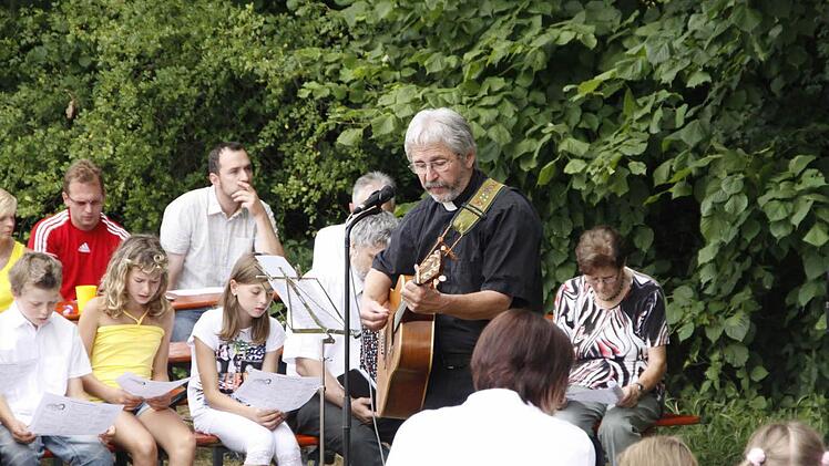 Ein letztes Mal sprach und musizierte Pfarrer Hans-Jürgen Johnke mit den Gläubigen in Affalterthal. Künftig bildet er Pfarrer in El Salvador aus.Fotos: Löwisch