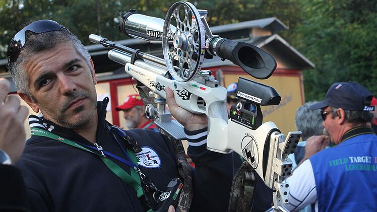 Stefano Lischi aus Italien zeigt seine Sportwaffe "AirArms EV 2".