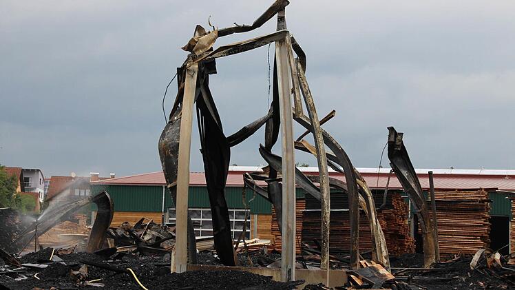 Nach dem Brand im Sägewerk in Untererthal Foto: Benedikt Borst