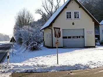 Bei Starkregenereignissen ist es in der Vergangenheit wiederholt zu Rückstaus und Überschwemmungen im Bereich des neuen Ködnitzer Feuerwehrgerätehauses gekommen. Gemeinderat Willi Kolb hält dort den Einbau einer Rückstauklappe für notwendig. Foto: Werner Reißaus