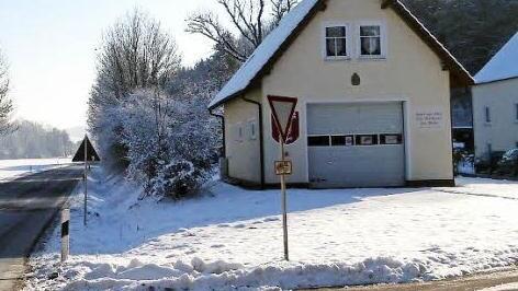 Bei Starkregenereignissen ist es in der Vergangenheit wiederholt zu Rückstaus und Überschwemmungen im Bereich des neuen Ködnitzer Feuerwehrgerätehauses gekommen. Gemeinderat Willi Kolb hält dort den Einbau einer Rückstauklappe für notwendig. Foto: Werner Reißaus