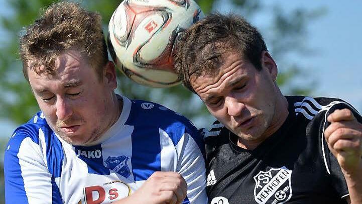 TSV Hemhofen - Spvgg Hausen. Sascha Wieneck (li.) und seine Spvgg boten Tabellenführer Hemhofen mit Ronny Meyer Paroli, verloren aber mit 1:2.  Foto: Picturedreams