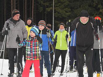 Massenstart beim großen Volksskilauf am Walberngrüner Gletscher: in der ersten halben Stunde strömten schon fünfzig begeisterte Langläufer an den Start. Foto: Sonny Adam