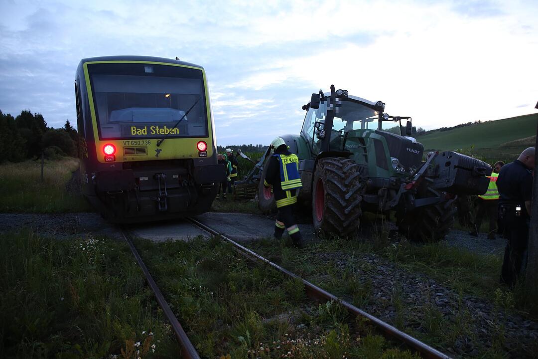 Traktor kracht in Zug - Glücklicherweise lediglich Zuginsassin und Traktorfahrer verletzt – Kollision erfolgte an unbeschranktem Bahnübergang – Unfallursache noch unklar – Großaufgebot an Rettungskräften alarmiert