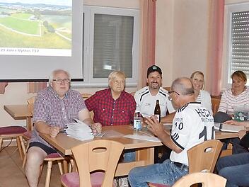 Das Orga-Team unter Leitung von Jürgen Weißerth (stehend) und Vorsitzendem Leonhard Welscher (sitzend links) hat monatelang minutiöse Vorbereitungen für die Festtage getroffen. Foto: K.- H. Hofmann