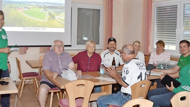 Das Orga-Team unter Leitung von Jürgen Weißerth (stehend) und Vorsitzendem Leonhard Welscher (sitzend links) hat monatelang minutiöse Vorbereitungen für die Festtage getroffen. Foto: K.- H. Hofmann