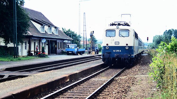 Abfahrt Küps: Lange Zeit hatte der Halt mit dem integrierten Bahnübergang seinen eigenen Charme. Foto: Rolf Schierer