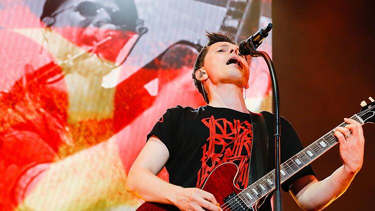 Michael Patrick Kelly begeisterte am Sonntagabend auf dem Schlossplatz.  Obwohl das Konzert wegen eines Gewitters unterbrochen werden musste, feierten die Besucher bis zum Schluss.Matthias Hoch