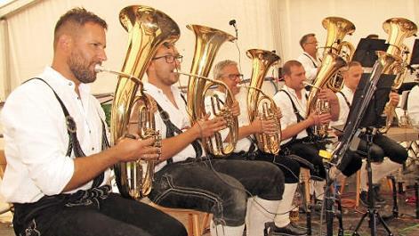 F&uuml;r gute Laune mit volkst&uuml;mlichen Weisen aus B&ouml;hmen, Bayern und Th&uuml;ringen sorgte die Blaskapelle Neundorf. Fotos: Martin Koch