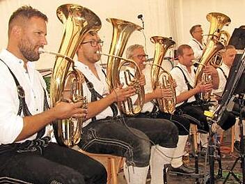 Für gute Laune mit volkstümlichen Weisen aus Böhmen, Bayern und Thüringen sorgte die Blaskapelle Neundorf. Fotos: Martin Koch