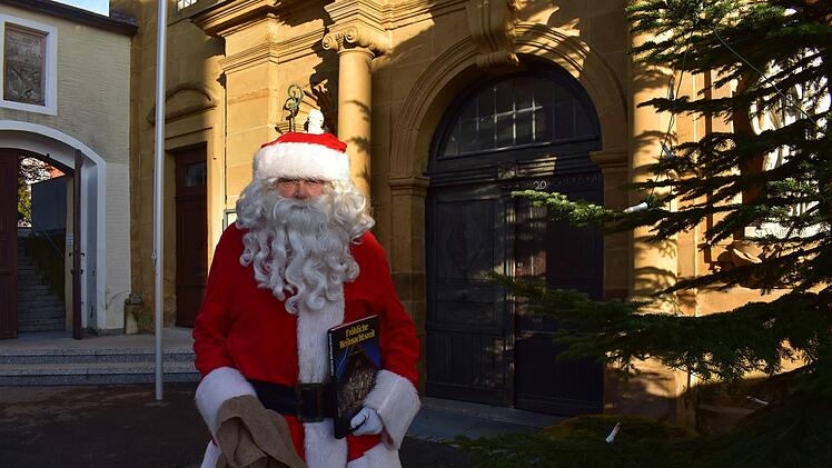 55 Jahre lang war der Weißenoher Ehrenbürger Hans Schütz der Nikolaus.  Nun sucht er einen Nachfolger. Foto: Petra Malbrich