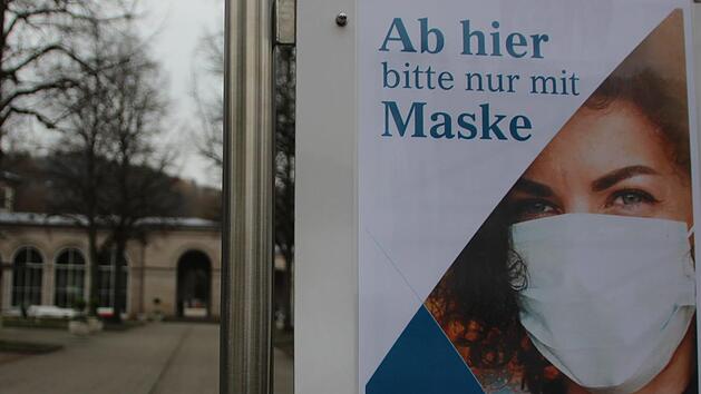 Hinweisschilder machen in der Bad Kissinger Innenstadt auf die Plicht zum Masketragen aufmerksam. Bei einem Verstoß droht ein Bußgeld. Symbolbild: Archiv/Ellen Mützel