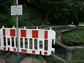 Die beim Hochwasser im Februar besch&auml;digte Br&uuml;cke im Staatsbad bleibt bis mindestens zum Fr&uuml;hjahr gesperrt.   Foto: Steffen Standke