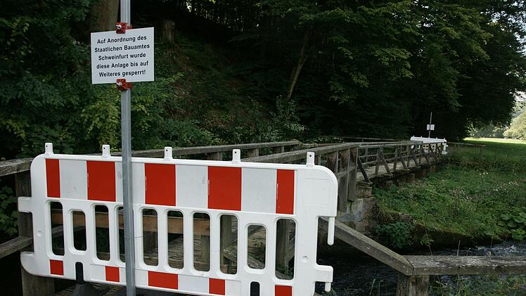 Die beim Hochwasser im Februar besch&auml;digte Br&uuml;cke im Staatsbad bleibt bis mindestens zum Fr&uuml;hjahr gesperrt.   Foto: Steffen Standke