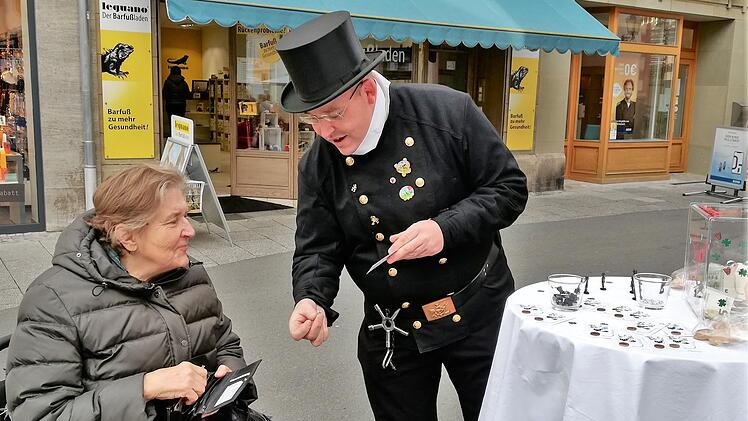 Schornsteinfegermeister Felix Keßler darf sich wieder über eine Spende für schwerkranke Kinder freuen. Foto: Sigismund von Dobschütz
