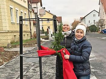 Claudia Swoboda und Dagmar Mayer verleihen den schmucklosen Baumst&auml;ndern in der Bahnhofsstra&szlig;e ein wenig weihnachtliches Flair.