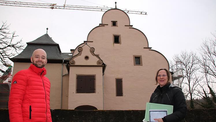 Christoph Joa vom Bundeswehrdienstleistungszentrum und Martina Dusel vom staatlichen Bauamt betreuen die Baustelle.