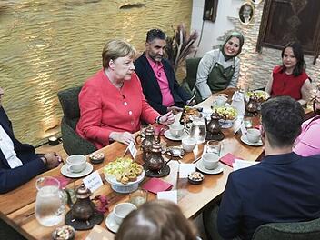 Angela Merkel hat sich in einem syrischen Restaurant in Berlin mit fünf Geflüchteten getroffen, deren Leben sie mit ihrer Politik vor zehn Jahren maßgeblich beeinflusst hat.