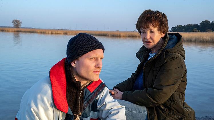 Karin Lossow (Katrin Sass) hört zu, was Erik Petersen (Sammy Scheuritzel) zu sagen hat.