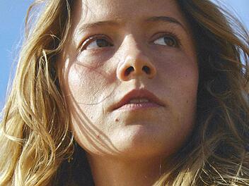 Die 15-jährige Pariserin Camille 
(Marysole Fertard) verbringt 1991 ihre Sommerferien bei ihrer Großmutter in einem kleinen Badeort an der Atlantikküste der Vendée. Dort lernt sie die etwa gleichaltrigen Freunde Martin und Alexandre kennen. Die beiden werden sie - auf unterschiedliche Art und Weise - ein Leben lang begleiten.