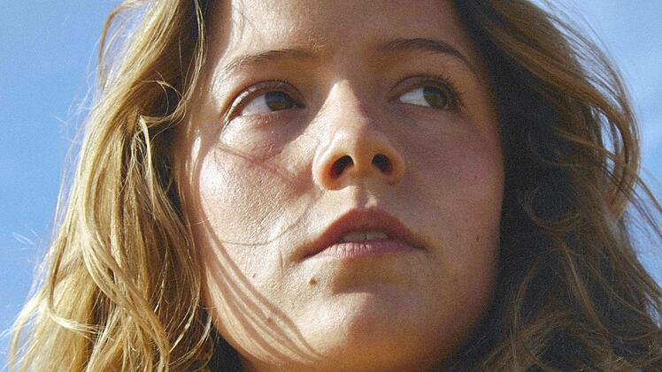 Die 15-jährige Pariserin Camille 
(Marysole Fertard) verbringt 1991 ihre Sommerferien bei ihrer Großmutter in einem kleinen Badeort an der Atlantikküste der Vendée. Dort lernt sie die etwa gleichaltrigen Freunde Martin und Alexandre kennen. Die beiden werden sie - auf unterschiedliche Art und Weise - ein Leben lang begleiten.