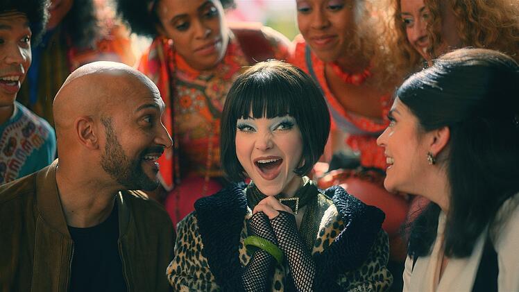 Von 2021 bis 2023 stand Cameron f&uuml;r die Musicalserie "Schmigadooon!" vor der Kamera.