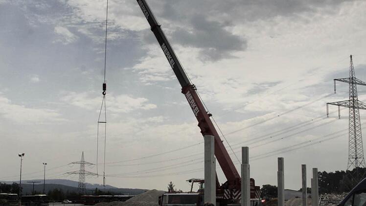 Auch im Pilatusfeld wird auch gebaut. "Ein Supermarkt", sagen die Bauarbeiter. Eine Tankstelle wird noch folgen.