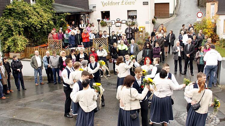 Zahlreiche Zaungäste hatten sich eingefunden, um die Kermespaare in Lauenstein bei ihrem Festumzug zu begleiten und den Tänzerinnen und Tänzern zuzuschauen.