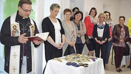 Pfarrer Reis segnete die Kreuze für die Räumlichkeiten. Foto: Schülein