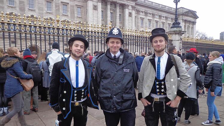 Ein Foto mit einem Bobby vor dem Buckingham Palace.