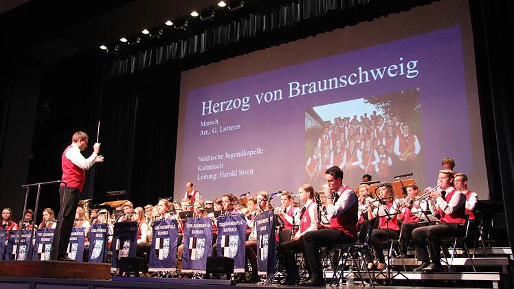 Mit dem trutzigen Marsch "Herzog von Braunschweig" eröffnete die städtische Jugendkapelle das musikalische Programm. Foto: Sonny Adam
