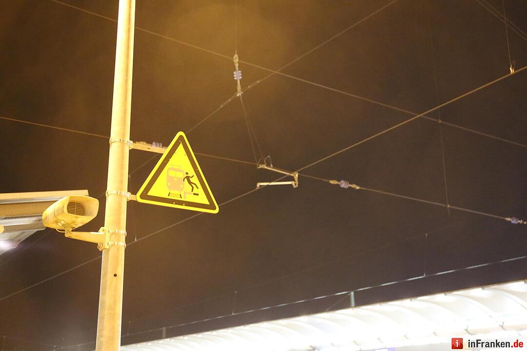 21-Jähriger bekommt Stromschlag und geht in Flammen auf
