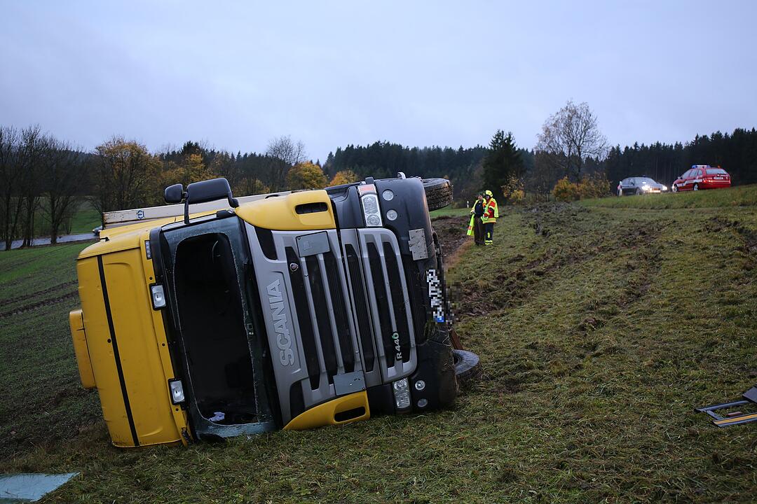 Lkw in Oberfranken kippt um - Fahrer eingeklemmt
