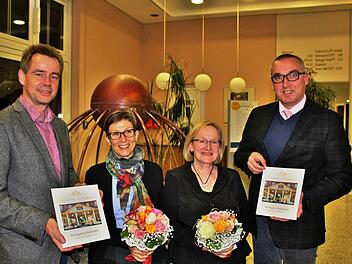 Kurdirektor Thomas Beck, die Autorinnen Alexandra Schmölder und Marion Dubler sowie Bürgermeister Andreas Sandwall (von links) stellten gemeinsam das Buch über den Bad Bockleter Kurpark vor. Werner Vogel