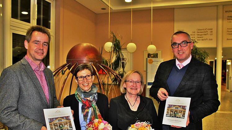 Kurdirektor Thomas Beck, die Autorinnen Alexandra Schmölder und Marion Dubler sowie Bürgermeister Andreas Sandwall (von links) stellten gemeinsam das Buch über den Bad Bockleter Kurpark vor. Werner Vogel