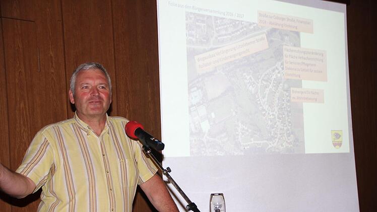 Bürgermeister Jürgen Hennemann bei seinem Vortrag Eckehard Kiesewetter