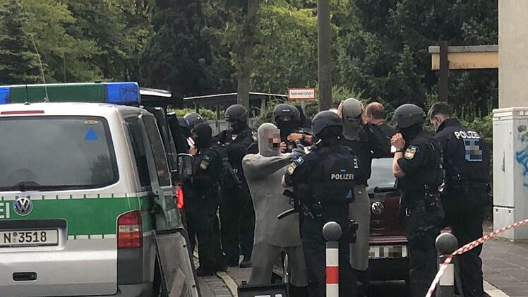 Bei einem Einsatz  im N&uuml;rnberger Stadtteil Laufamholz hat ein SEK einen 30-J&auml;hrigen festgenommen, der mit Gas in seiner Wohnung hantiert hatte. Foto: NEWS5 / Friedrich